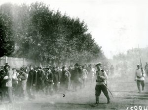 1906年にサンクトペテルブルクで護衛された政治犯 作： Russian Photographer